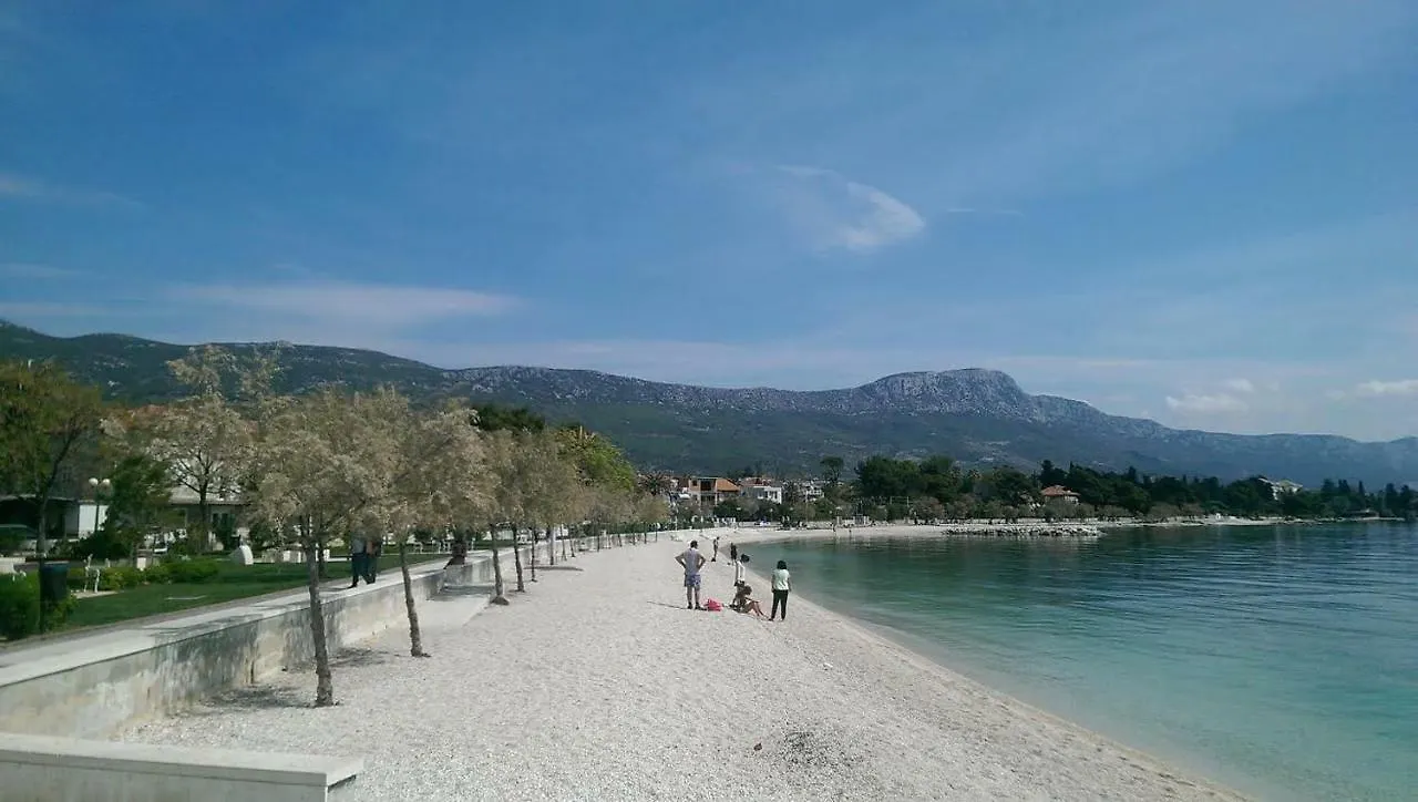 Apartmani Ledenko Kastela 0*,