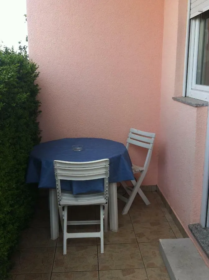 Apartmani Ledenko Kastela 0*,  Croatia
