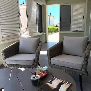 Apartman Dreams, Kastela